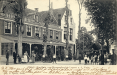 11533 Gezicht op de linker- en voorgevel met het hotel Raadhuis van Kronenburgh (Rijksstraatweg 113-115) te Loenen; met ...